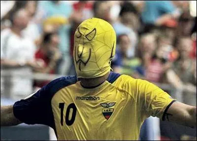 N  Santo Domingo (Equateur), j'ai jou en Europe dans le championnat italien, espagnol et anglais, je suis . .