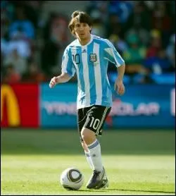 Dernier buteur du 6-0 inflig par l'Argentine  la Serbie durant la Coupe du monde 2006, j'ai remport les Jeux olympiques en 2008 avec l'Albiceleste, je suis . .