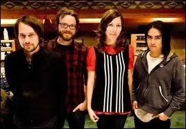 Groupe de rock indi originaire de Los Angeles ayant pour membres principaux Brian Aubert et Nikki Monninger, on leur doit la chanson  Lazy Eye . Comment se nomme ce groupe ?