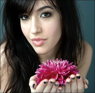 Kate Voegele est une chanteuse tats-unienne connue pour ses albums de genre pop-rock et acoustique et pour son rle de Mia dans  One Tree Hill . Quelle chanson de Leonard Cohen a-t-elle reprise ?