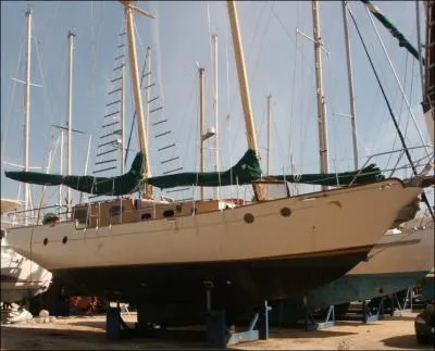 Pour prendre la mer dans ''Dès que le vent soufflera'' , Renaud avait troqué ses santiags et son cuir un peu zone contre une paire de Docksides et...