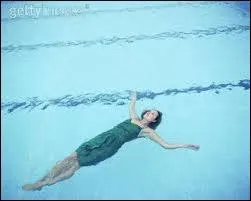Quelle actrice avait ''plongé au fond de la piscine dans un petit pull marine'' ?