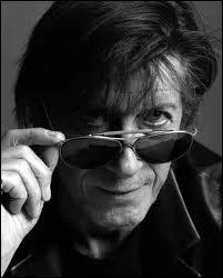 Dans ''L'Opportuniste'' , Jacques Dutronc a tellement retourné sa veste qu'elle craque de tous côtés et à la prochaine révolution, que retournera-t-il ?