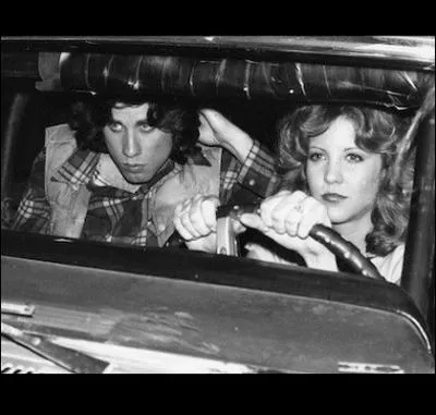 Qu'est-ce que Carrie fait  la voiture que conduit Chris ?