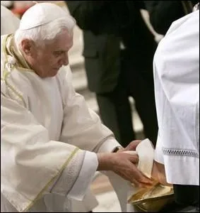 Dans la liturgie catholique, quel jour de la semaine sainte se droule la crmonie du lavement des pieds ?