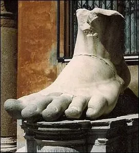 De quel empereur romain, appartient ce fragment de statue colossale visible au muse du Colise  Rome ?