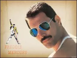 Freddie Mercury, chanteur du groupe Queen, est...