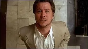  J'ai toujours ador ce petit moment de calme avant la tempte...   dit-il (Gary Oldman) avant de saccager l'appartement de Mathilda et d'liminer sa famille. De quel film culte s'agit-il ?
