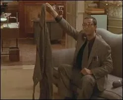 Qui offre ce magnifique chandail-serpillre  Pierre Mortez (Thierry Lhermitte) dans  Le Pre Nol est une ordure  ?