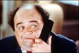 Il rgle tous les problmes par tlphone... Comment s'appelle ce personnage dans  Le dner de cons  de Francis Veber ?
