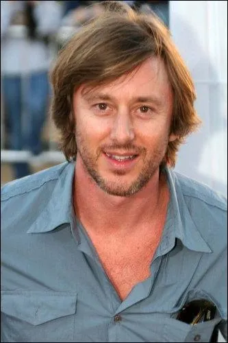 Outre son rle de Joe Dubois dans  Medium , cet acteur est pass par une autre srie bien connue, mais pour un petit rle. Quelle est cette srie ?