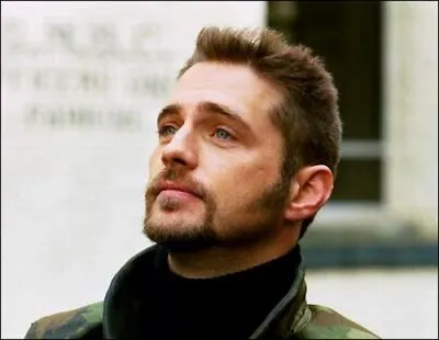 Jason Priestley a jou le rle d'un psychopathe dans cette srie, il y tue d'ailleurs Neve Campbell. Laquelle ?