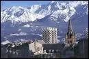 Par quels massifs montagneux est entoure la ville de Grenoble ?