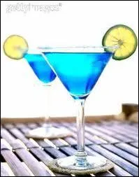 Liqueur d'orange colore en bleu, base de nombreux coktails, je suis le...