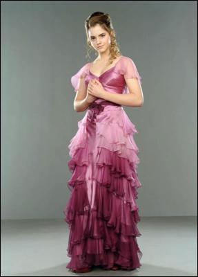 On commence tranquillement :  quelle occasion Hermione porte-t-elle cette magnifique robe rose ?