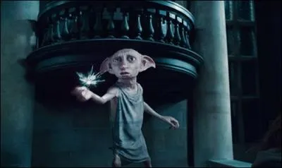Qui a lanc un poignard sur Dobby avant qu'il ne transplane ?
