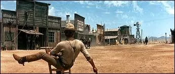 Il ne craint rien assis sur une chaise au milieu de la rue. Quel western culte est un peu comme  le passage de tmoin  entre Henri Fonda et Terrence Hill ?