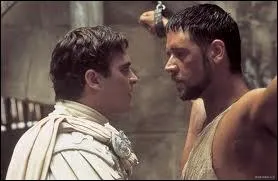 Dans quel film de 2000 assiste-t-on  l'opposition entre Maximus et Commode (Russel Crowe et Joaquin Phoenix) ?