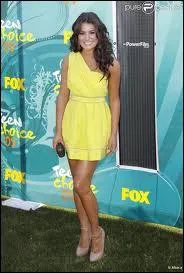 Qui porte une robe jaune ?