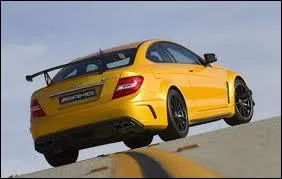 Quelle est la marque de cette voiture ?