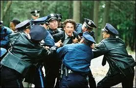 Les policiers empchent Jimmy (Sean Penn) de se rendre sur le lieu du meurtre de sa fille Katie... Quel est ce film ?