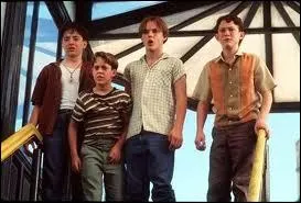 Ces quatre gamins viennent de tuer quelqu'un en laissant glisser la charrette du vendeur de hot-dogs dans l'escalier du mtro... Quel est le titre de cet excellent film ?