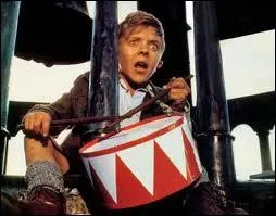 Quel film nous propose de suivre la vie d'Oskar Matzerath qui refuse de grandir et qui porte un regard critique sur le monde qui l'entoure ?