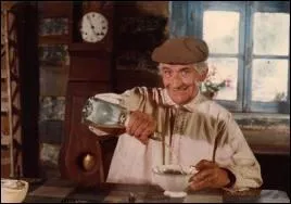 Claude Ratinier, dit Le Glaude, n'en croit pas ses yeux et se sert encore un petit verre... Quel est ce film avec Louis de Funs ?