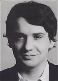 Qui chantait en 2001, "Je suis pour", alors que Julien Clerc sortait "L'assassin assassiné" ?