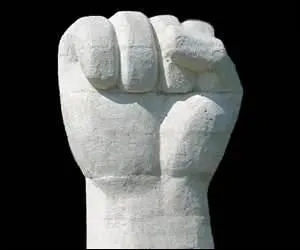 "Le monde va changer de base / Nous ne sommes rien, soyons tout...". Poème d'Eugène Pottier qui connaît la célébrité en 1896 et 1899.