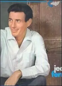 "À moins qu'avec un hachoir / Ils me coupent les dix doigts / Pour m'apprendre la guitare / Comme ils ont fait à ... " . Quel chanteur réputé, français, mort le 13 mars 2010, lui rend ainsi hommage ?