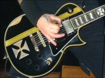 De quelle marque est la  Iron Cross  de James Hetfield ?