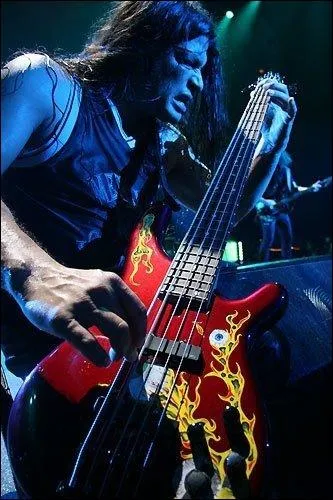 Quelle somme d'argent Metallica a-t-il donn  Robert Trujillo pour son intgration dans le groupe ?