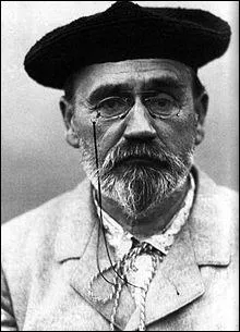 Auteur de l'immense fresque sociale  les Rougon-Macquart , Emile Zola (1840-1902), crivain et journaliste, a t condamn  un an de prison et  3 000 francs d'amende :