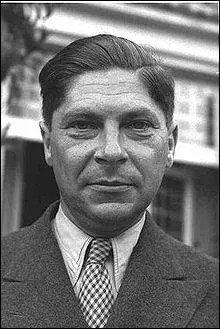Arthur Koestler (1905-1983), crivain et journaliste d'origine hongroise a t emprisonn :