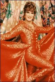 Un joli chignon tout en hauteur ici pour la star du film Extravagances, qui est ?