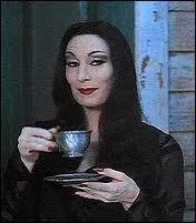 De trs longs cheveux trs noirs, une trs longue robe entrave trs noire, des yeux charbonneux trs noirs... Quel personnage interprte ici la talentueuse Anjelica Huston ?