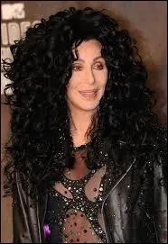 Voici une autre artiste trs chevelue et trs noire de cheveux, mais dans la vie ici... Elle a beaucoup jou sur son look, et a us de nombreuses perruques  cette fin. C'est ?