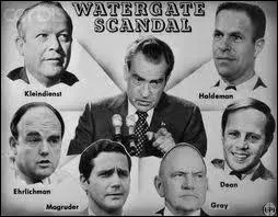 C'est en 1974 que le président américain Nixon a dû démissionner suite au  Scandale du Watergate  révélé par un journal. Lequel ?