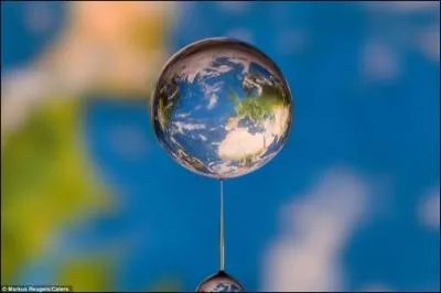 Dans quoi est repsente la Terre ?