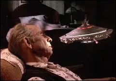 Dans quel film ces  petites soucoupes volantes  viennent-elles aider les habitants d'un vieil immeuble menac de destruction ?