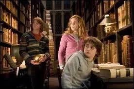 Dans quel film , voit-on Hermione  la bibliothque avec Ron et Harry ?