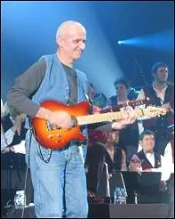 Dans ''Green Lands'' de Dan Ar Braz (''L'Héritage des Celtes'' ), quel instrument est à l'honneur ? (hormis la guitare)