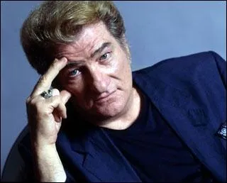 ''Elle était maquillée / Comme une star de ciné / Accoudée au juke-box / Elle rêvait qu'elle posait / Juste pour un bout d'essai / À la Century Fox / Elle semblait bien dans sa peau / Ses yeux couleur... ''