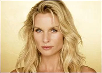 Saison 2- Edie sort avec le mari d'une des Housewives ? Il s'appelle : ...