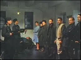 Ce film runit David Niven, Gregory Peck et Anthony Quinn. Reconnaissez-vous cette scne o le commando est arrt par les Nazis ?