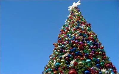 Comptez le nombre de boules. Non, c'est une blague ! Quelle est la couleur de la boule de Nol qui n'est pas prsente ?