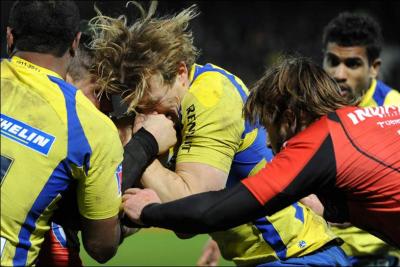 Quel rugbyman clermontois blond voit-on batailler pour avoir le ballon ?