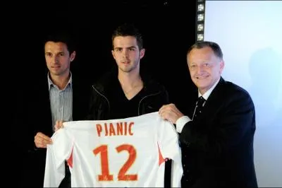En 2007, Rmi Garde s'occupe de la cellule de recrutement, Miralem Pjanic arrive  Gerland. Qui arrive  Lyon  l'issue de la saison 2007-08 grce  Rmi Garde ?