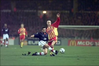 Avec quel club anglais devient-il champion d'Angleterre en 1998 ?